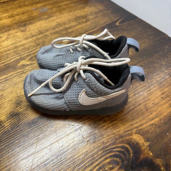 Nike Roshe One Gray Sneakers Size 5C - Picture 1 of 8